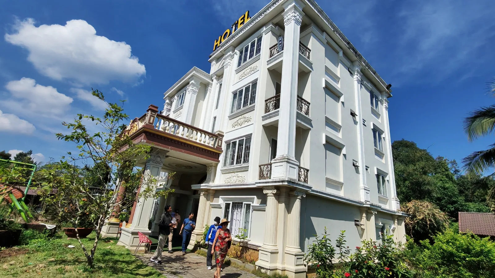 Khách sạn trong khuôn viên