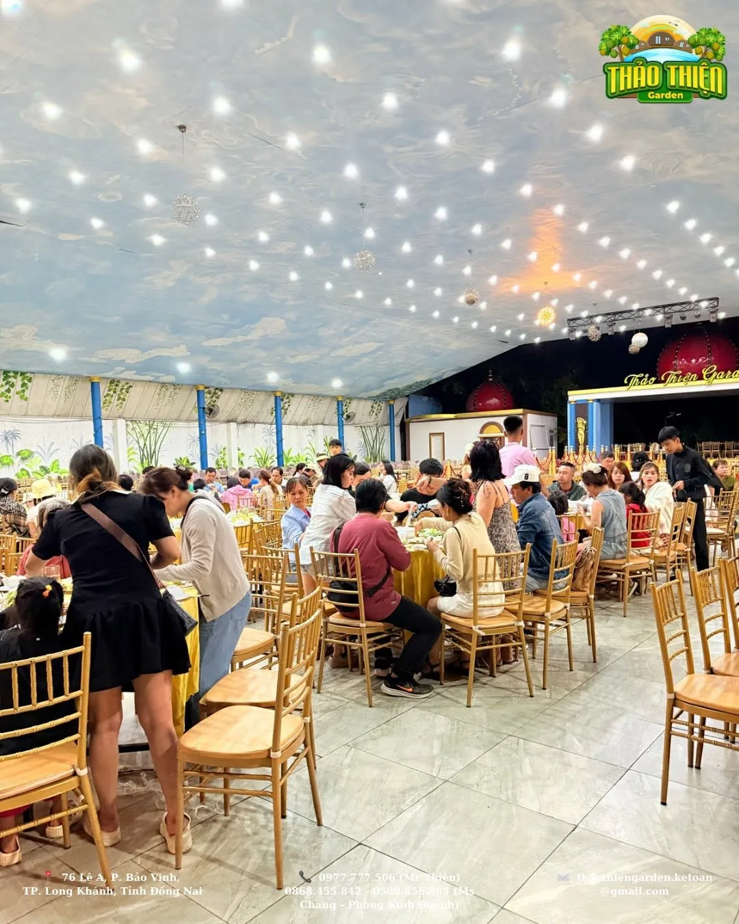 Sảnh tiệc trong nhà kín khách, bàn tròn phủ khăn trắng