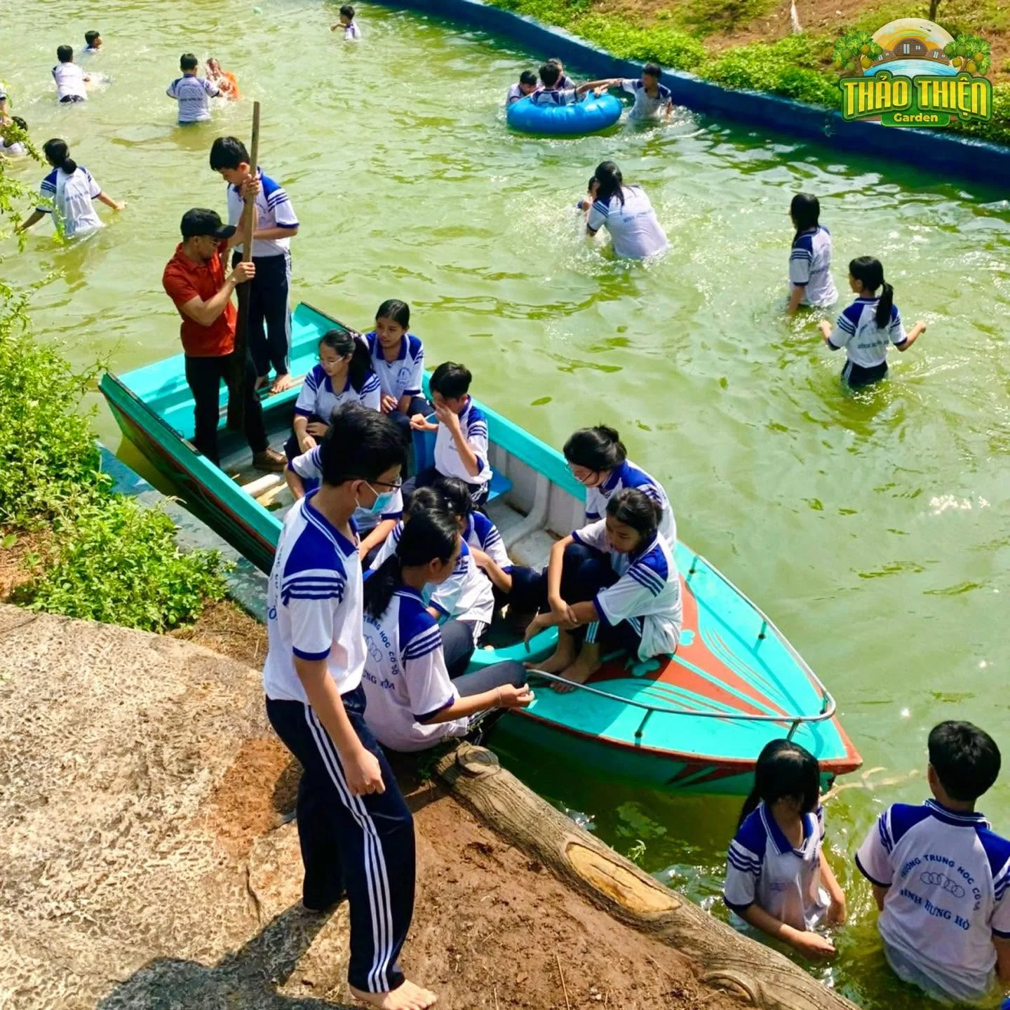 Đoàn học sinh chèo thuyền