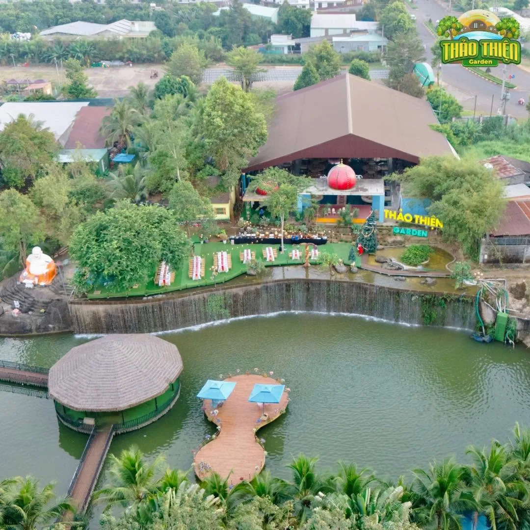 Chòi nổi và thác nước nhỏ trên hồ — cafe ven hồ