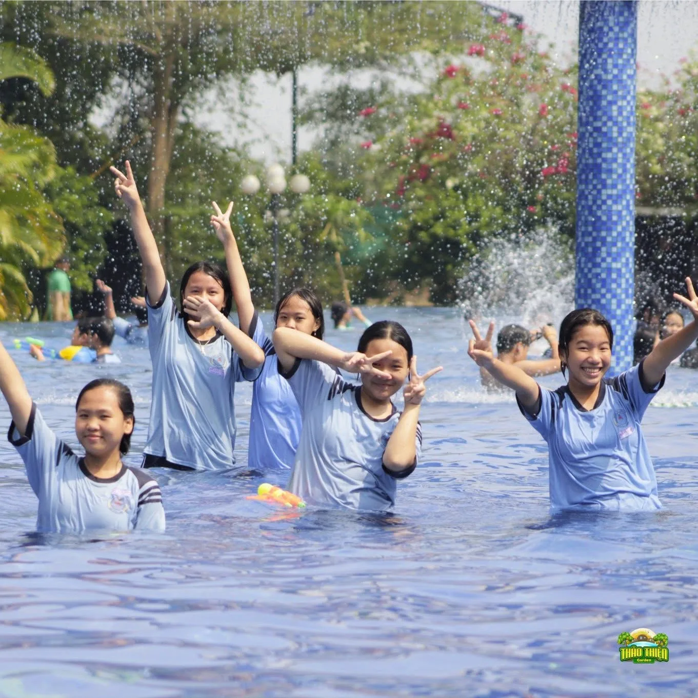 Học sinh chơi tại hồ bơi