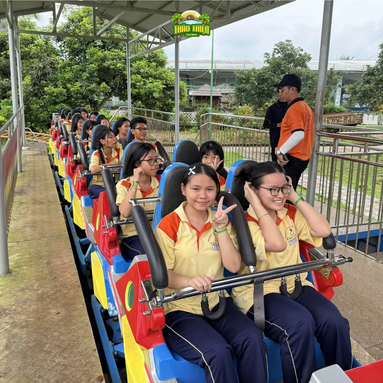 Đoàn học sinh ngồi tàu lượn siêu tốc