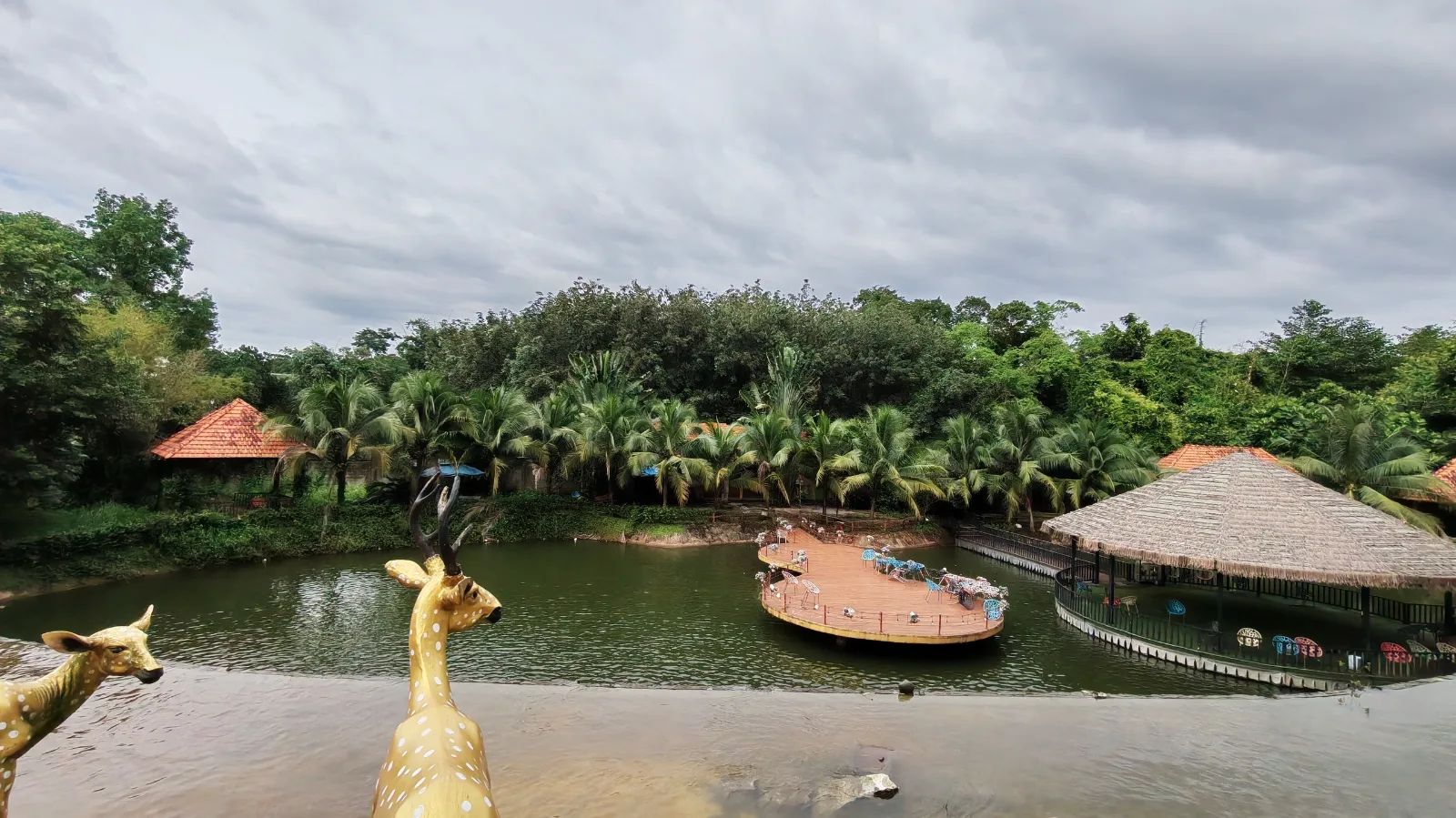 Nhà hàng nổi trên hồ
